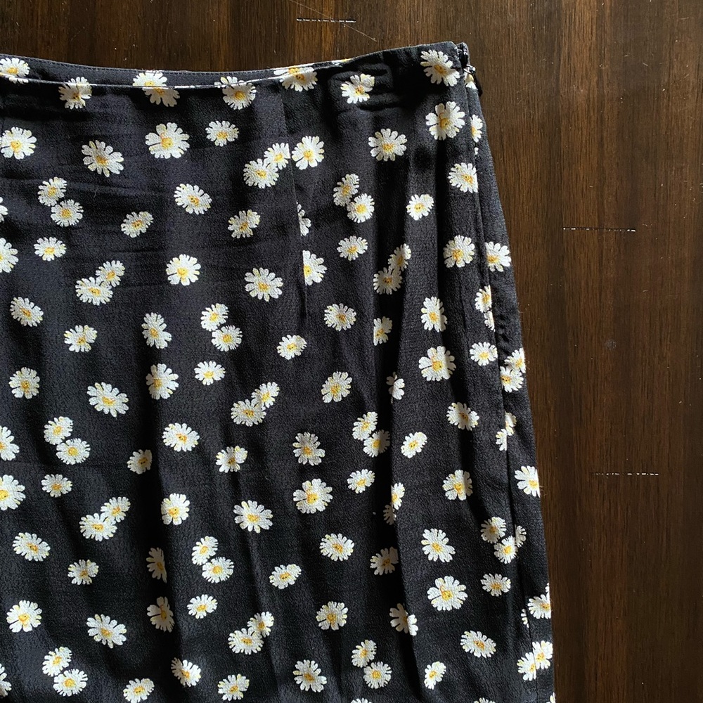 Forever 21 daisy floral skirt